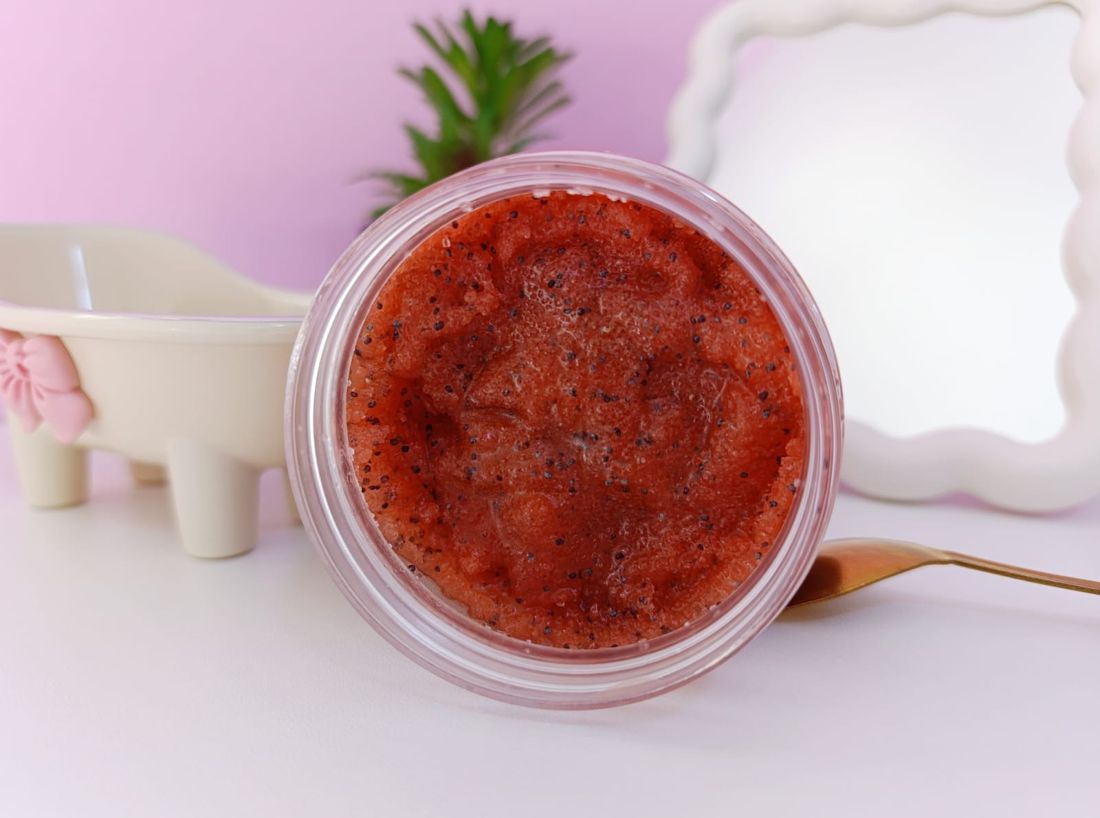 Frasco abierto con exfoliante rojo