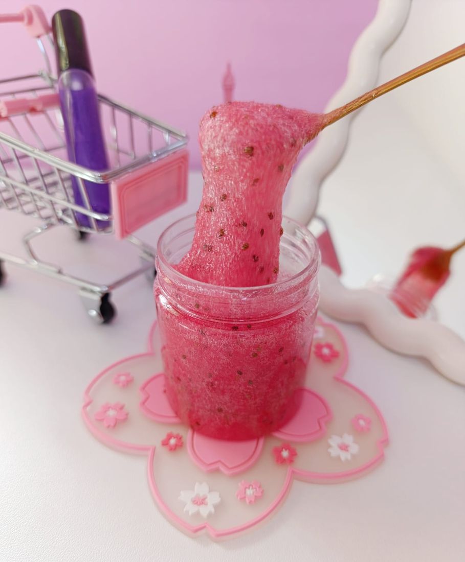 Exfoliante en gel rosa con cuchara dorada