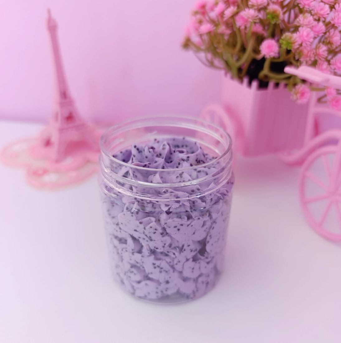 Exfoliante batido color lila en frasco